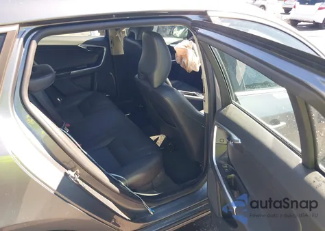 2017 Volvo V60 T5 Premier z USA, uszkodzony, nr VIN YV140MEK6H1373045